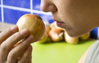 اتخلص من رائحة البصل في الفم
