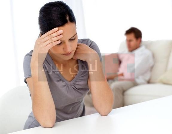 worried woman couple 11091902