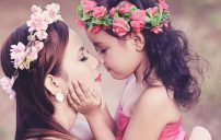 ام وبنتها الصغيرة