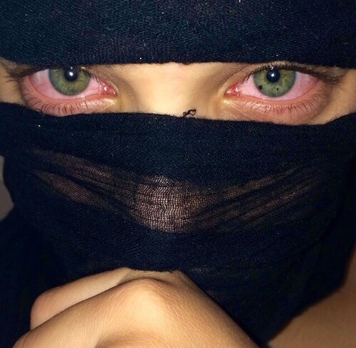 اعين تبكي