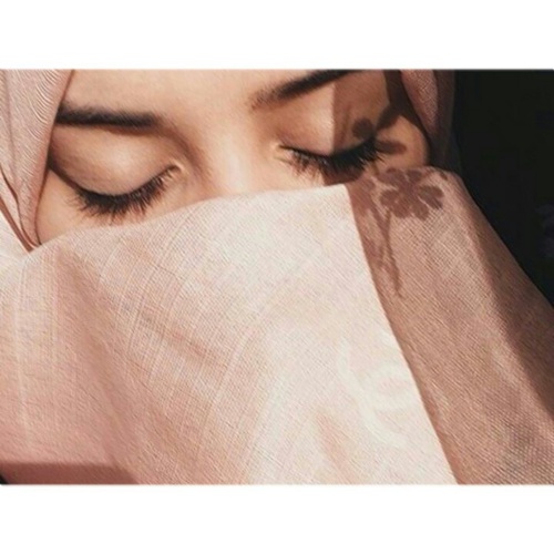 حزينة عيون بنات