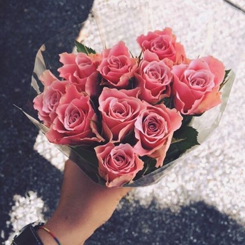ورد احمر في يد بنت 59
