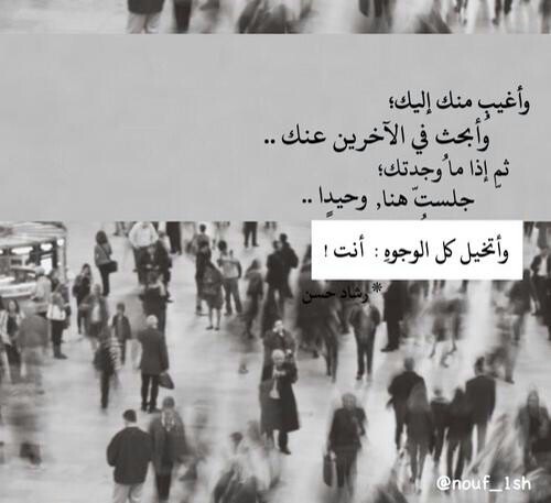 حزينة باللون الرمادي