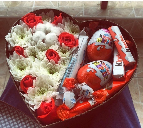 ورد مع حلويات 4