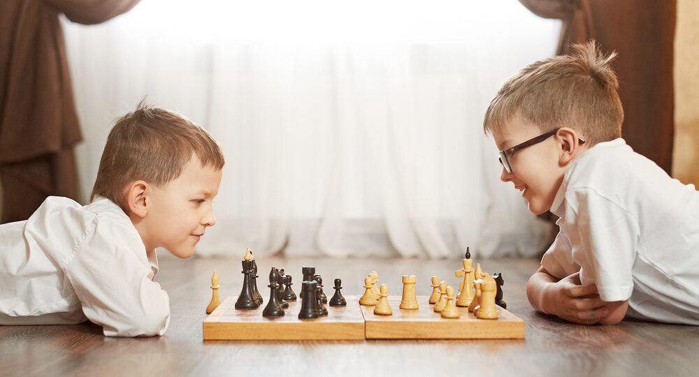 فوائد لعبة الشطرنج وتأثيرها المذهل على الدماغ 1 chess board strategy close up