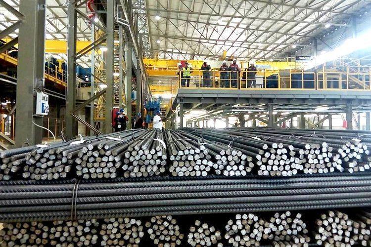 الفرق بين الحديد والفولاذ: أيهما أقوى ولماذا يختاره المهندسون؟ 1 iron and steel texture comparison