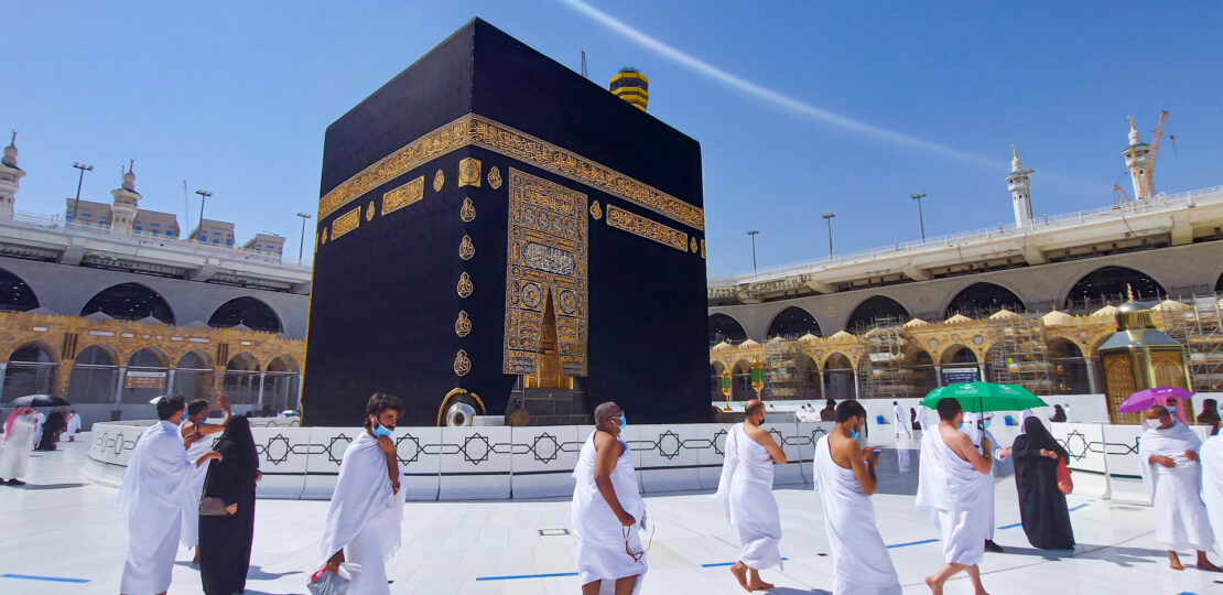 الأدعية المستحبة في العمرة خطوة بخطوة مع 40 دعاء 1 Muslim praying in Masjid al Haram