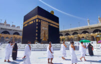 الأدعية المستحبة في العمرة خطوة بخطوة مع 40 دعاء 1 Muslim praying in Masjid al Haram