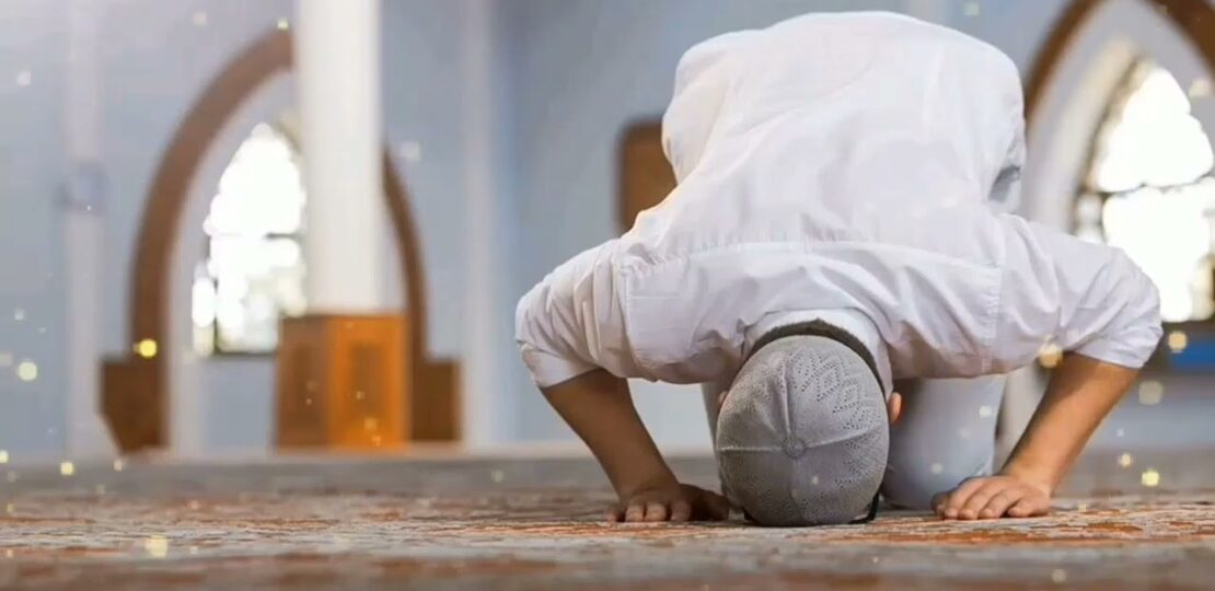كيفية الدعاء في السجود بطمأنينة مع أدعية مأثورة ونصائح عملية 1 muslim sujood prayer inside mosque