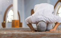 كيفية الدعاء في السجود بطمأنينة مع أدعية مأثورة ونصائح عملية 12 muslim sujood prayer inside mosque