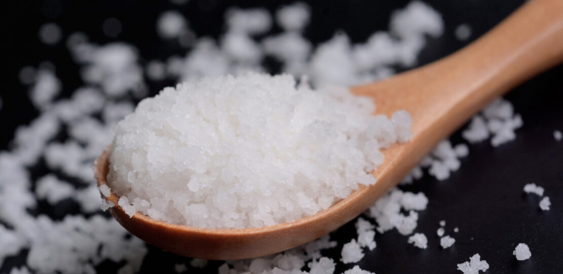 أضرار الصوديوم: مخاطر الإفراط في الملح على صحتك 1 salt and health risk concept
