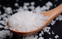 أضرار الصوديوم: مخاطر الإفراط في الملح على صحتك 1 salt and health risk concept