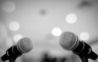 أنواع المناظرة وفوائدها: مهارات الإقناع والتفكير النقدي 4 students debating competition