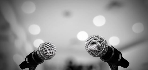 أنواع المناظرة وفوائدها: مهارات الإقناع والتفكير النقدي 1 students debating competition