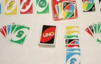 قوانين لعبة أونو 2026 كاملة مع شرح البطاقات 5 UNO cards on table game