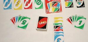 قوانين لعبة أونو 2026 كاملة مع شرح البطاقات 1 UNO cards on table game