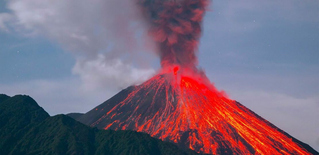 البراكين: كيف تولد من أعماق الأرض ولماذا تشكل حياتنا؟ 1 volcano eruption lava ash plume